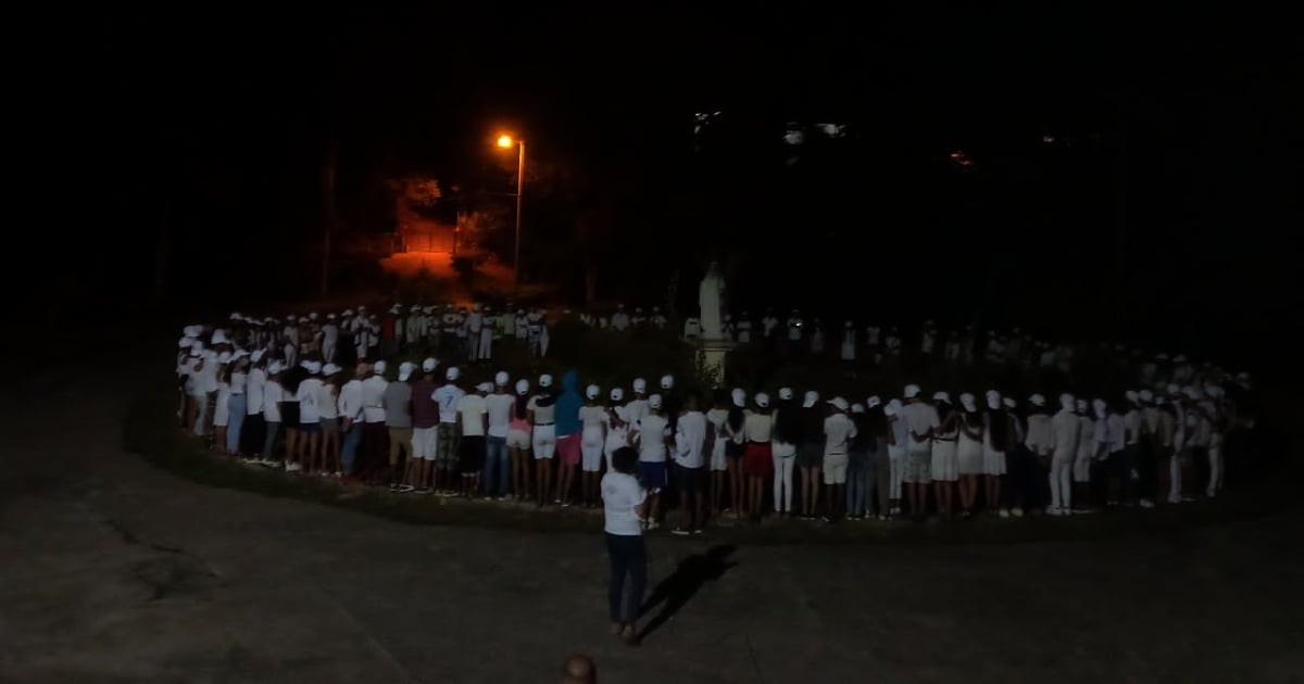 Jóvenes católicos cubanos durante una vigilia (imagen de referencia) © Facebook / Pastoral para Adolescentes Arquidiócesis Santiago de Cuba