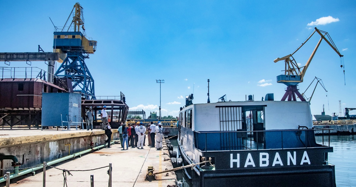 Return of the Regla Ferry to Havana Bay