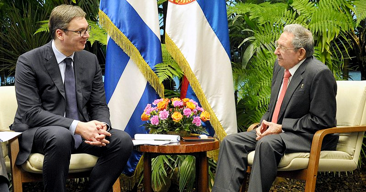 El presidente de Serbia, Aleksandar Vučić y el general Raúl Castro © presidencia.gob.cu