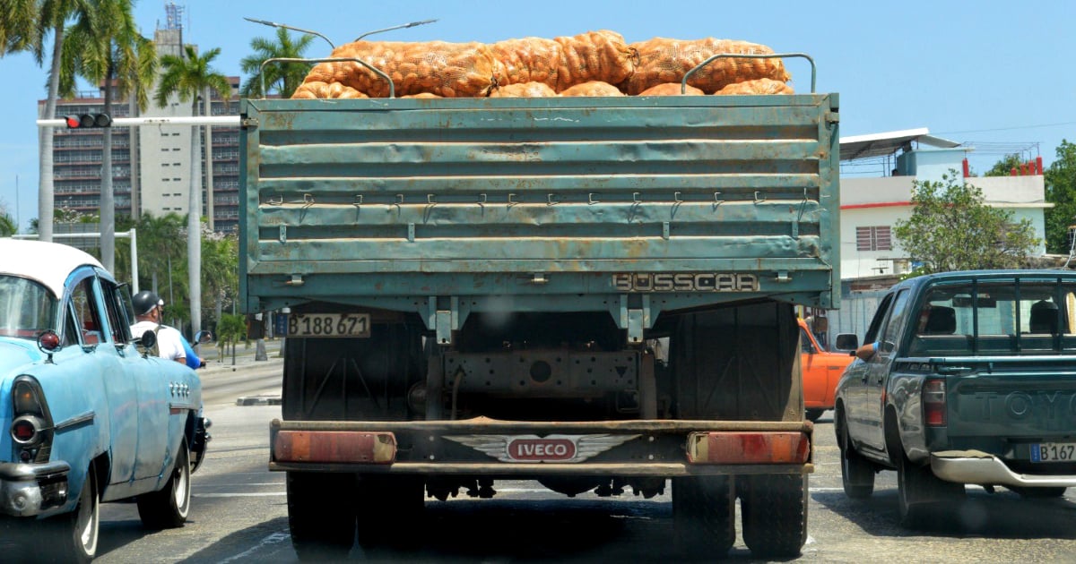 Camión de papas circula por la capital cubana © X / @FoodMonitorP
