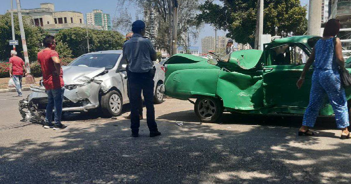 Classic Car and Modern Vehicle Wrecked in Havana Accident