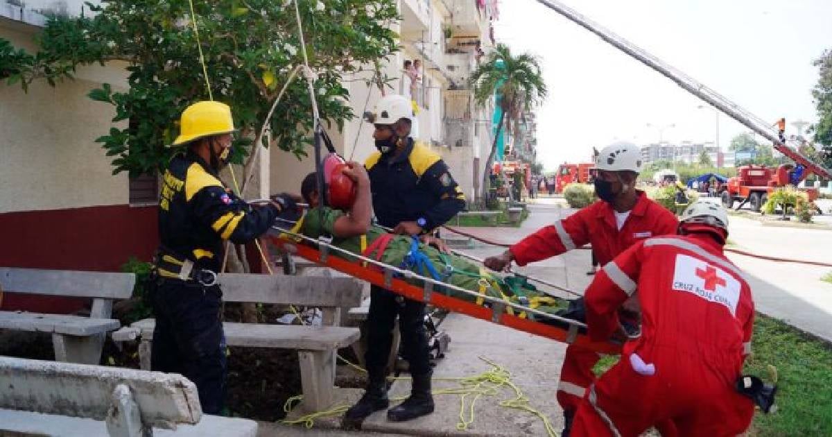 Práctica de rescate de la Defensa Civil © Prensa cubana