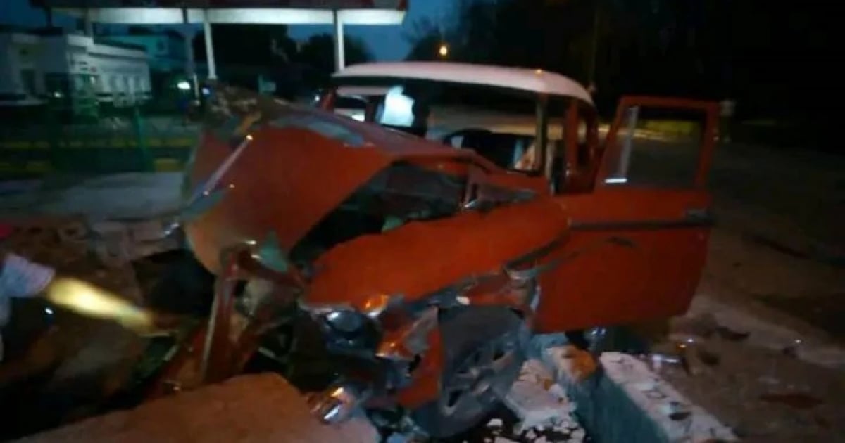 Vintage Car Crashes into Gas Station Wall in Las Tunas
