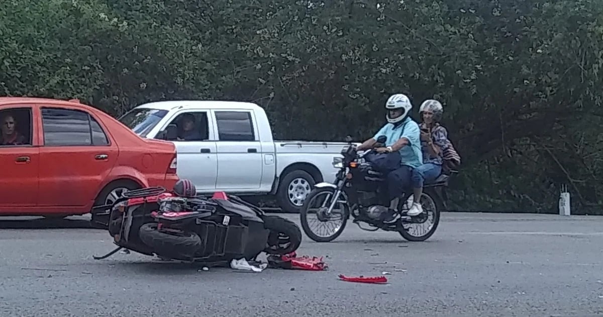 Moto tirada en la vía © Facebook / Accidentes Automovilísticos en Cuba / Pazos Leidy