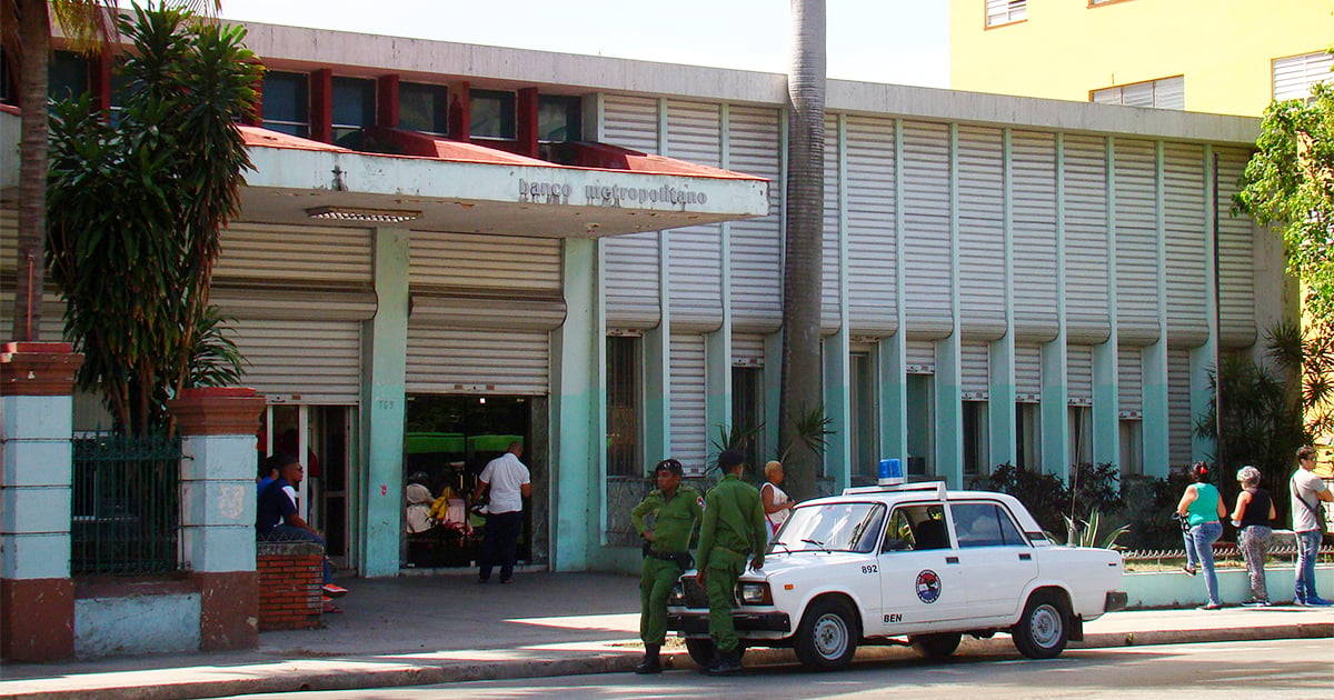 Cola ante oficina del Banco Metropolitano en La Habana (imagen de referencia) © CiberCuba