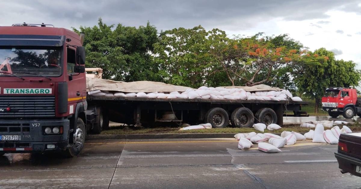Truck Loaded with Animal Feed Overturns in Havana