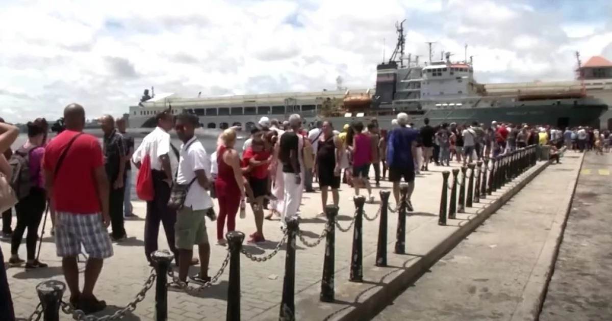 Cola para visitar barcos de guerra de Rusia en puerto de La Habana © Captura de video de YouTube de El País