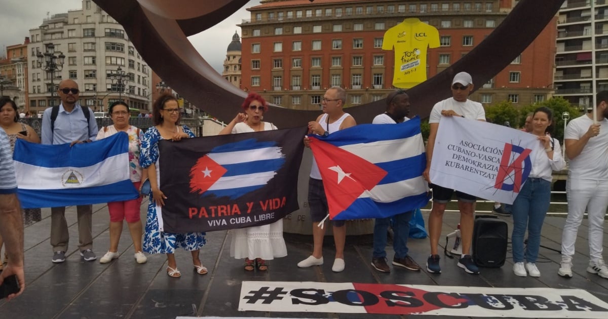 Cubanos en manifestación en Bilbao © María Regla / Twitter
