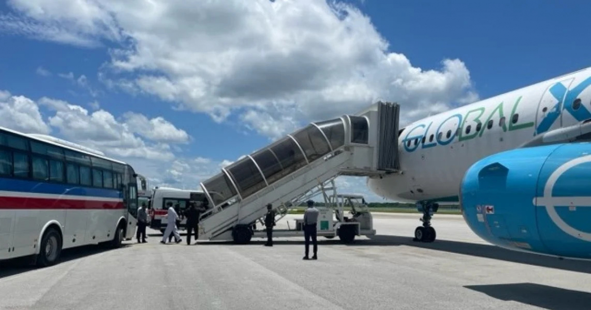 Avión que llevó los cubanos deportados © Embajada de los Estados Unidos en Cuba / Twitter