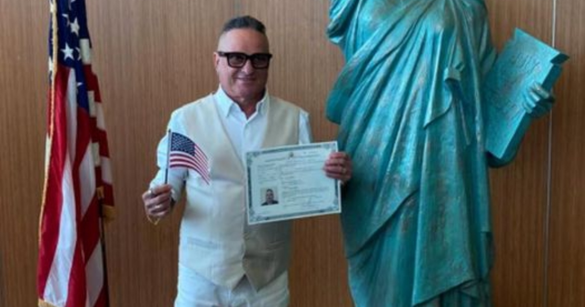 Cuban Comedian Gustavito Becomes U.S. Citizen