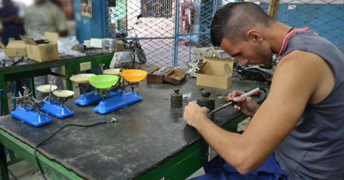 Producción de pesas y balanzas en Cuba © Prensa Latina