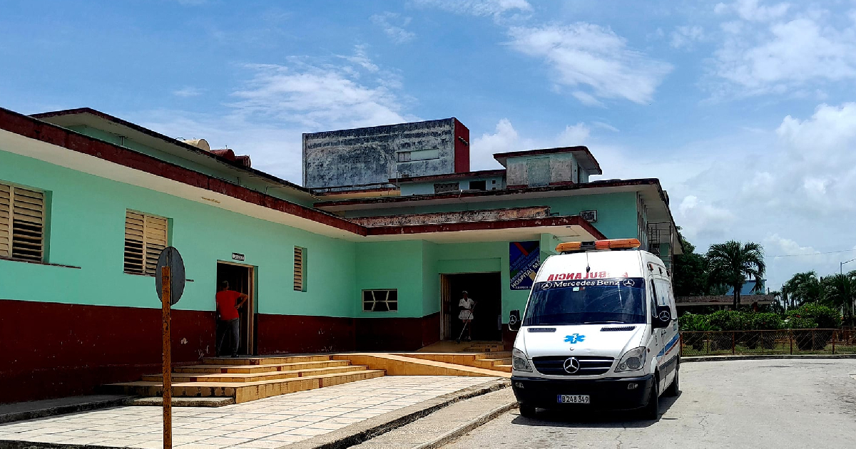 Ambulancia frente a Hospital de Mayarí © Facebook/Emilio Rodriguez Pupo