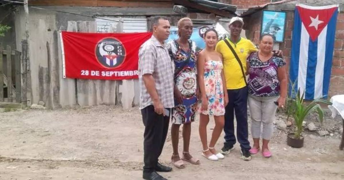 Yelisa Torres Hernández recibe el homenaje de su CDR. © Facebook / Manuel Falcón Hernández