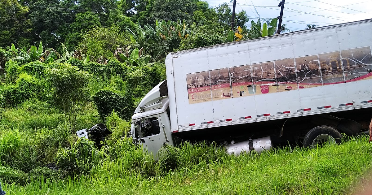 Truck Plunges into Ravine in Cotorro