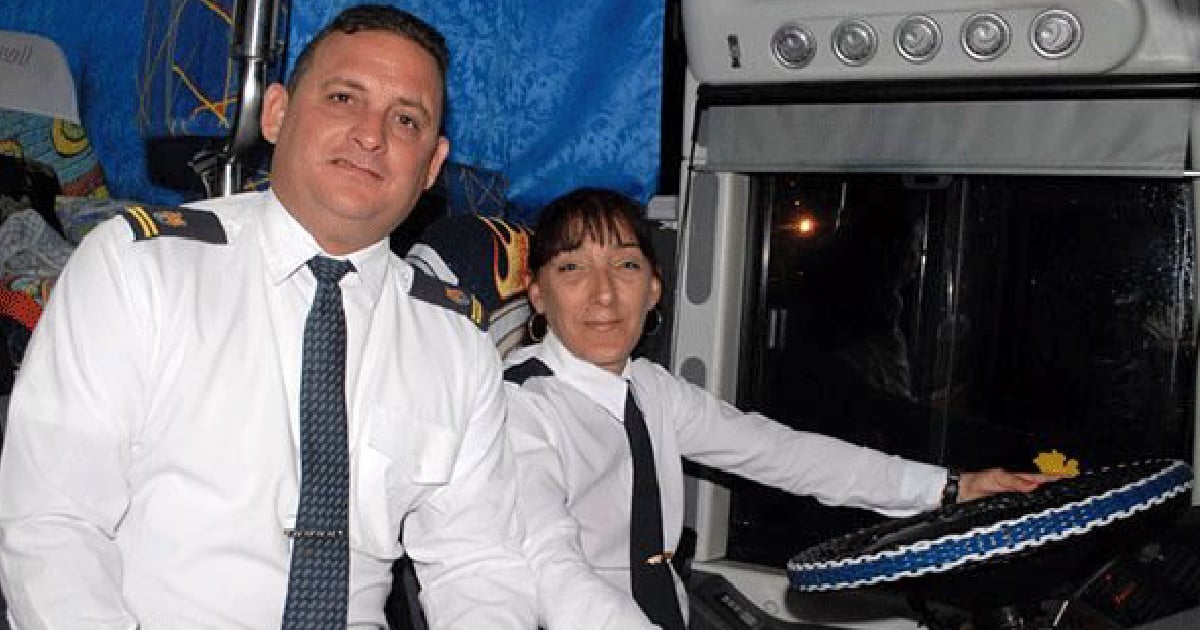 Idania Perea León y su chofer acompañante, Pepe © Ministerio del Transporte de la República de Cuba