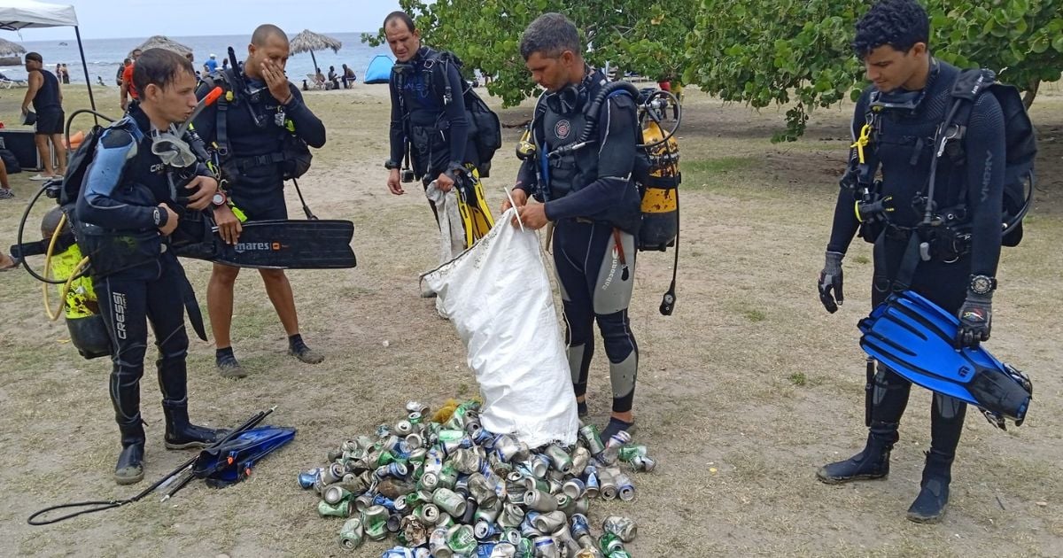 Divers Clean Up Marine Debris from Santiago de Cuba Beach, Remove Bottles and Cans