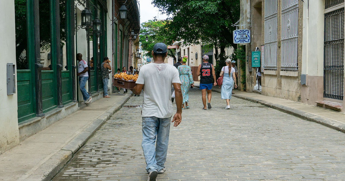 CibrCuba © Un hombre vende sus productos por una calle de La Habana este 1 de julio.