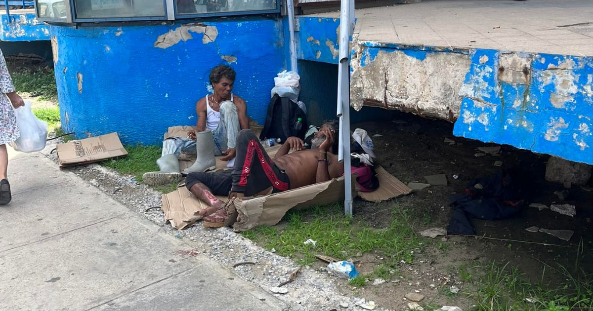 Personas sin hogar ocupan los bajos del complejo Galerías de Paseo en La Habana