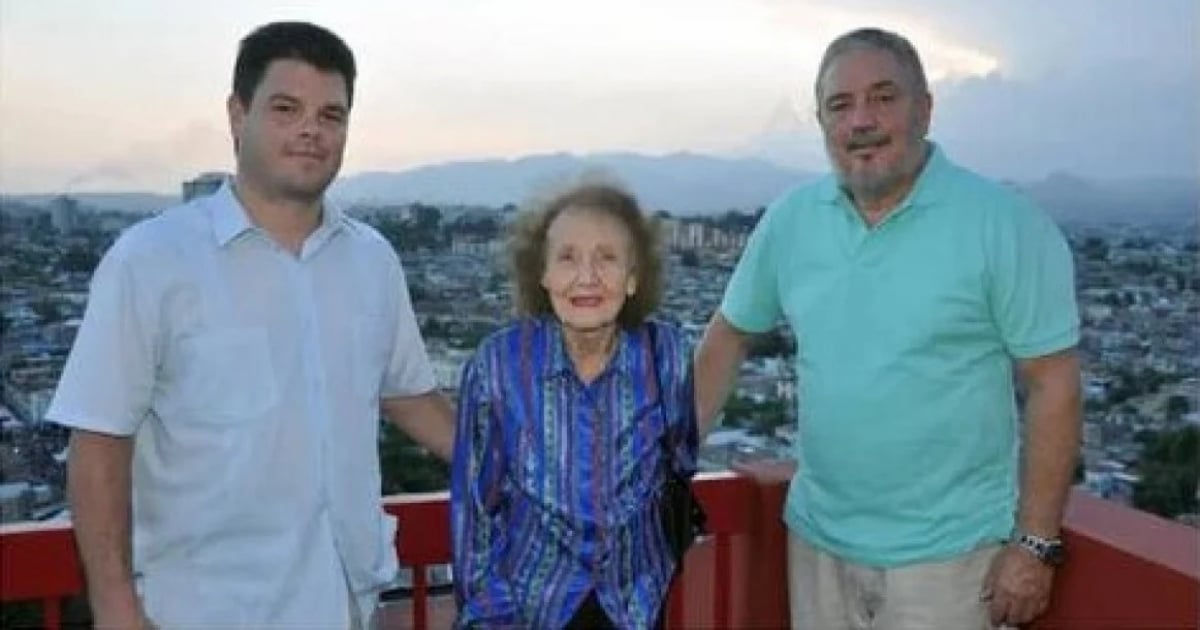 Mirta Díaz Balart con su hijo Fidel Castro y su nieto Fidel Antonio Castro Smirnov © Dr.C. Fidel Antonio Castro Smirnov / Twitter