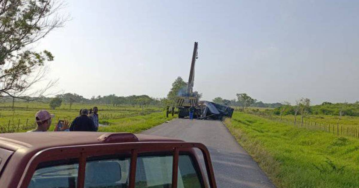 Camión cargado con mercancías se vuelca en carretera de Camagüey