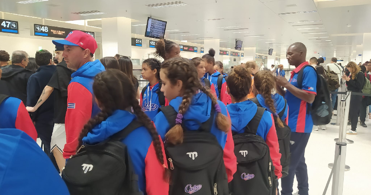 Equipo cubano de softbol femenino sub-12 durante escala en el Aeropuerto Internacional de Miami © Facebook/Daniellys Sanchez