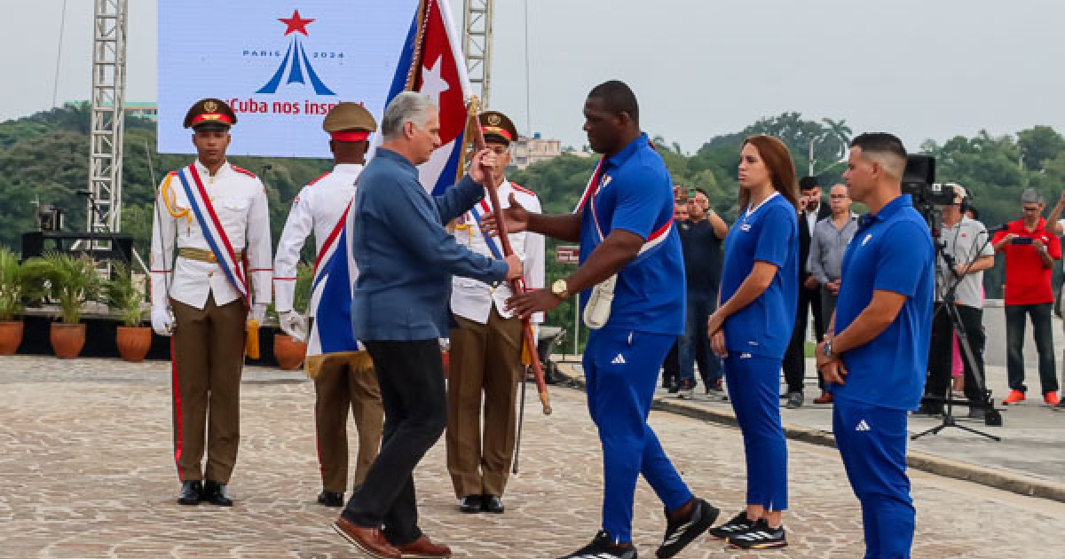 Díaz-Canel entrega la bandera a las delegaciones cubanas para los Juegos Olímpicos y Paralímpicos de París