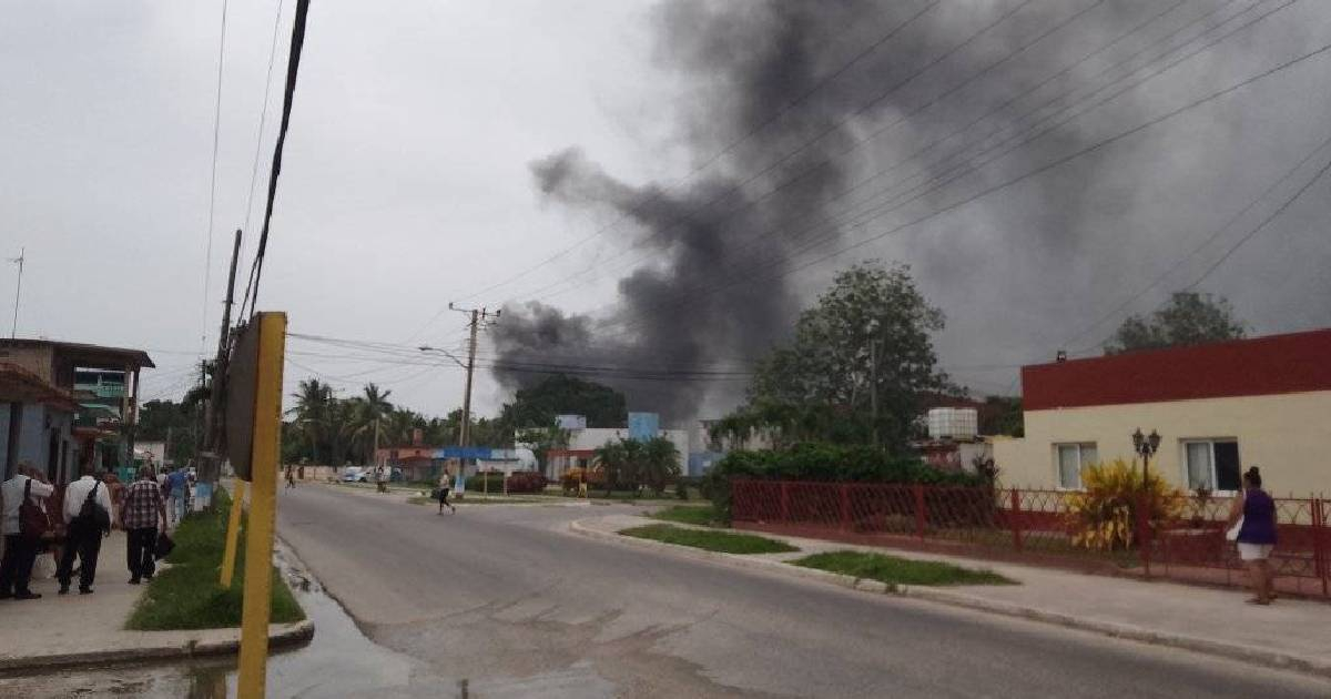 Tuberías de acueducto arden en un almacén de Matanzas