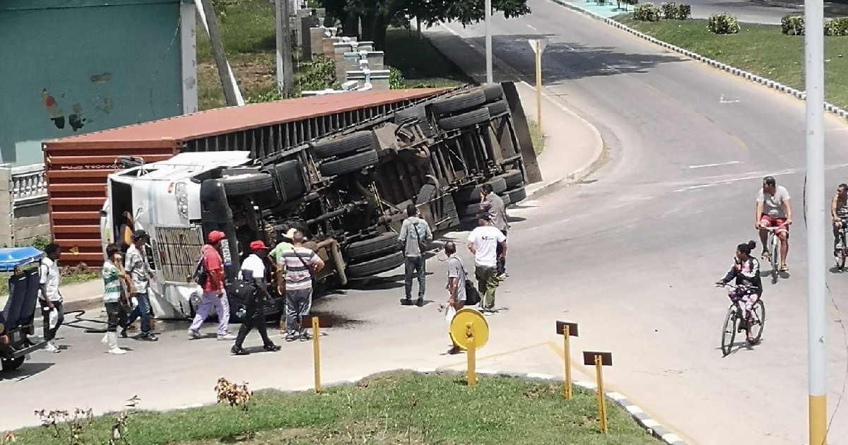 Camión de carga se vuelca en rotonda de Ciego de Ávila sin víctimas