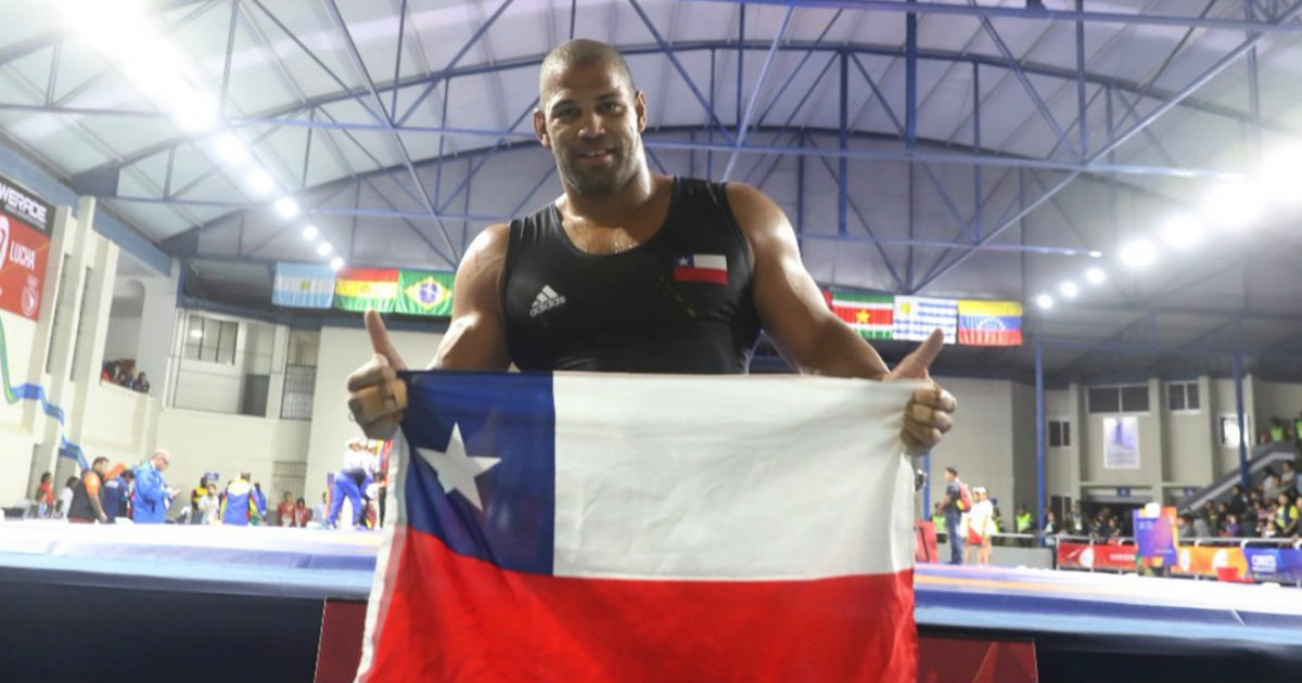 Yasmani Acosta aspira a portar la bandera chilena en París 2024