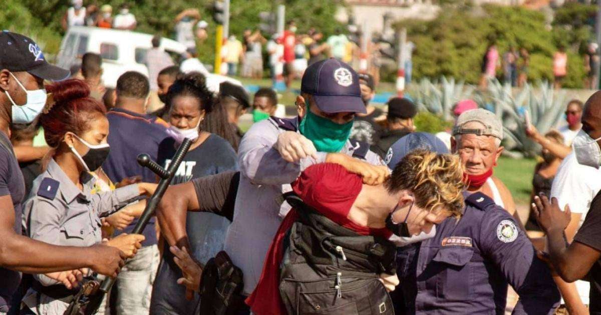 Represión a manifestantes del 11 de julio de 2021 © Facebook/Marcos Évora