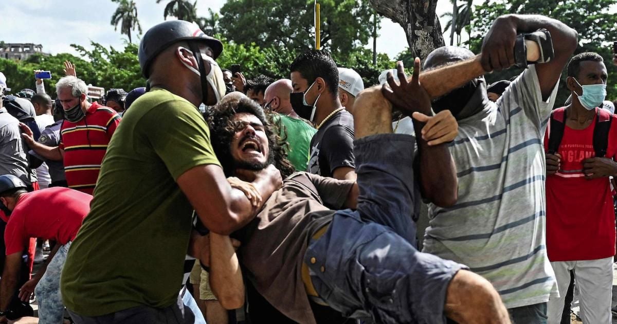 Momento en que agentes de civil detienen a Negrín el 11J © Yamil Lage / AFP