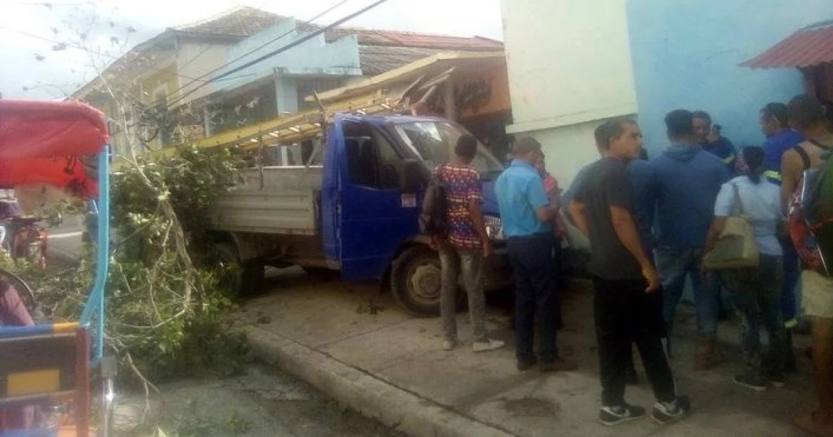 Truck from Electrical Company Crashes into Tree in Holguín After Brake Failure