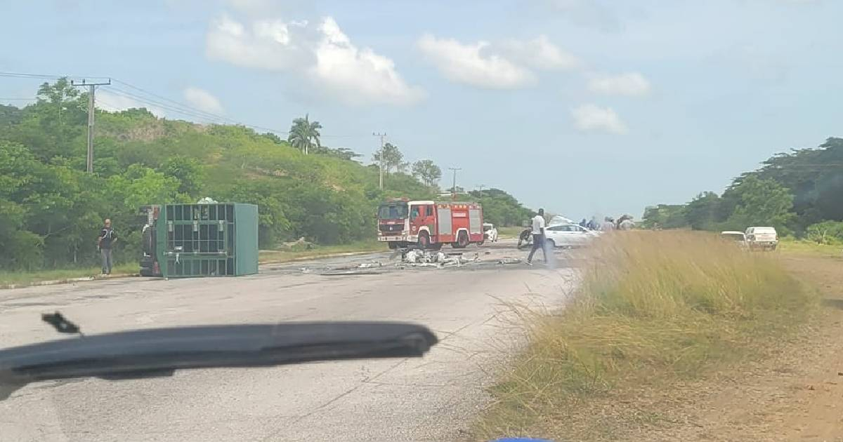 Conductor gravemente herido en accidente entre auto de turismo y camión en la Carretera Central