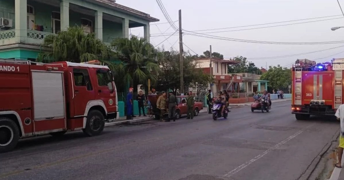 Automóvil en llamas en Matanzas: vecinos evitan tragedia