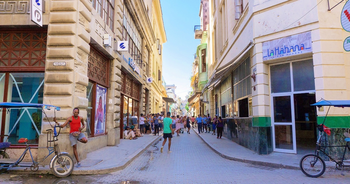 Personas caminando por la calle (Imagen de referencia) © CiberCuba