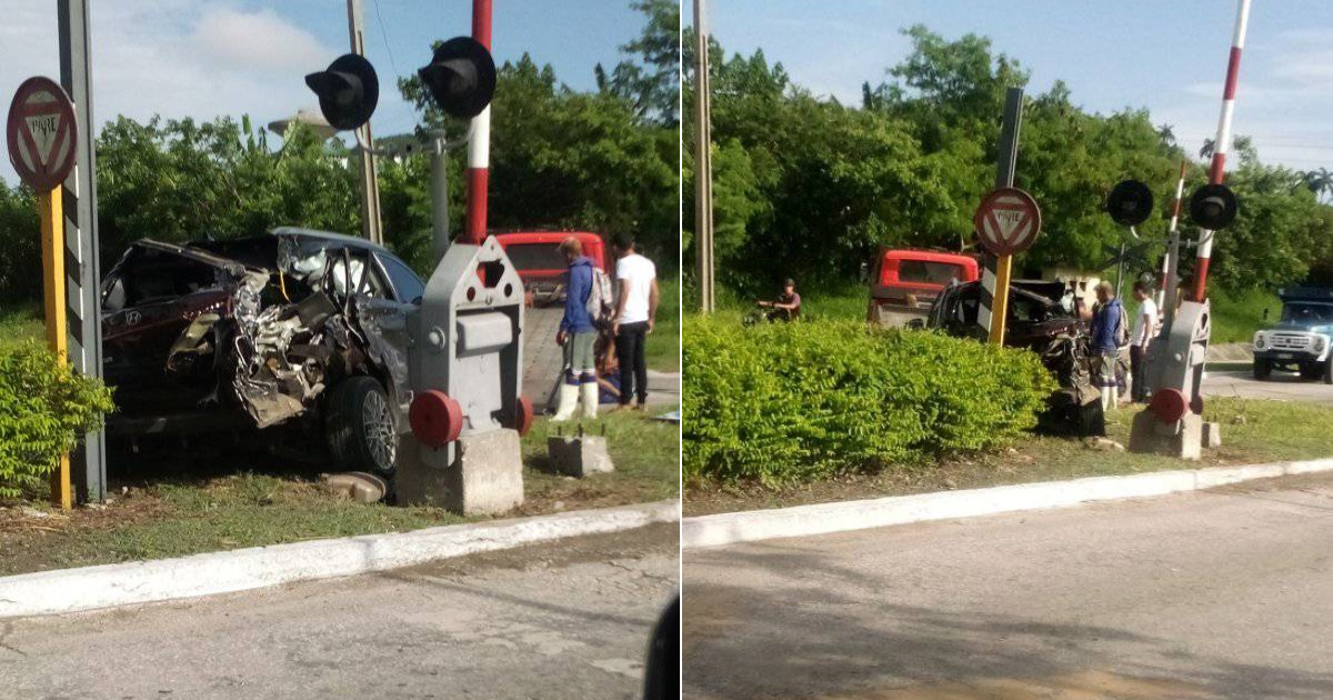 Automóvil destrozado tras colisión con tren en Santa Clara