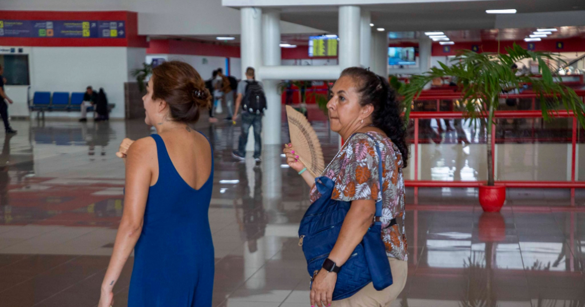 Pasajeros sufren calor en el aeropuerto de La Habana. © Naturaleza Secreta