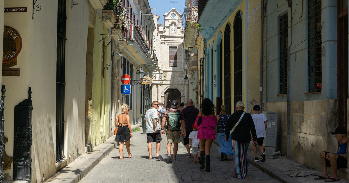 CiberCuba © Turistas en las calles de La Habana.