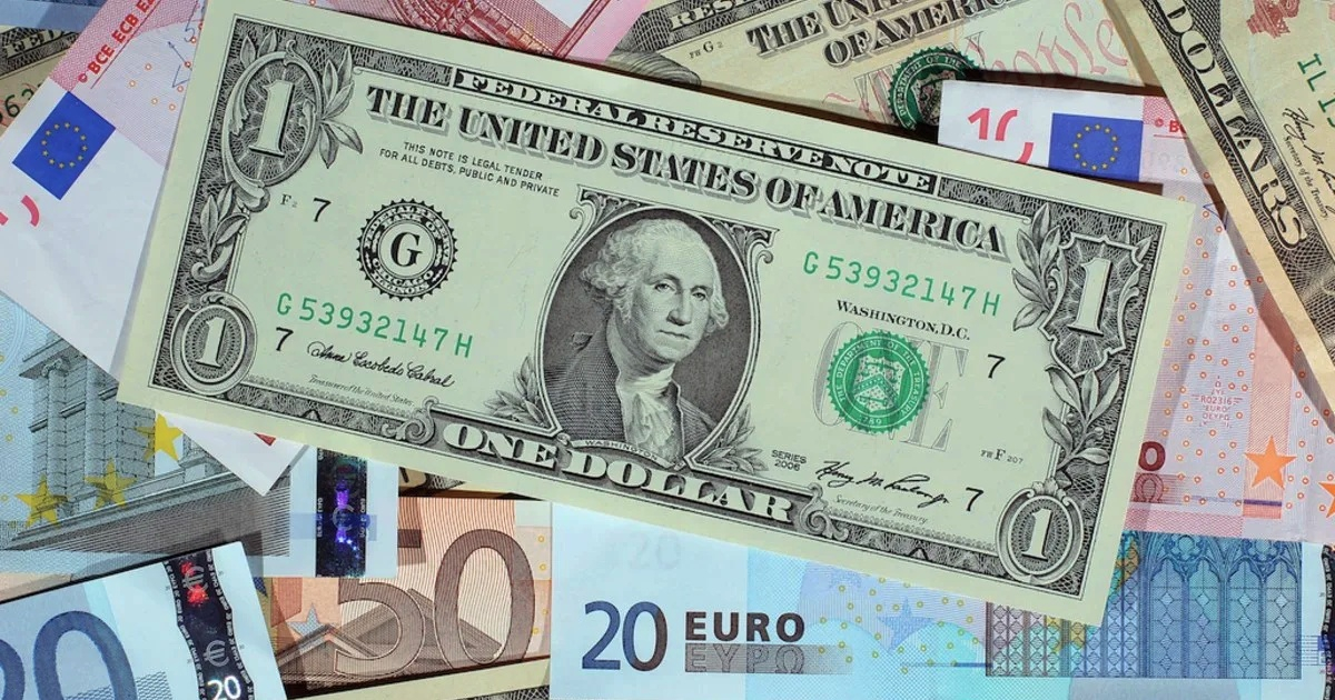 Billetes de dólares y euros (Imagen de referencia) © Shutterstock