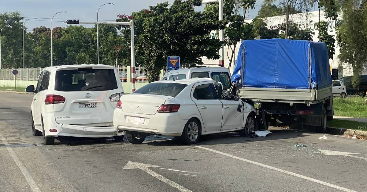 Three-Vehicle Collision on Havana's Boyeros Avenue