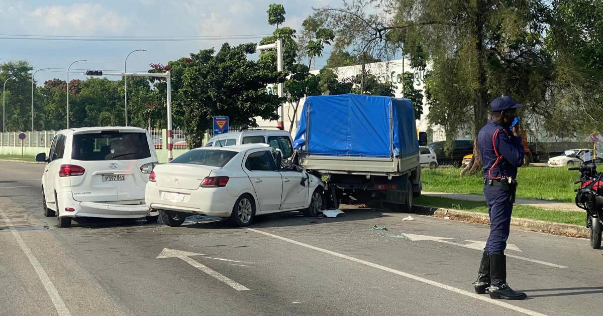 Accidente en Boyeros © Facebook / ACCIDENTES BUSES Y CAMIONES