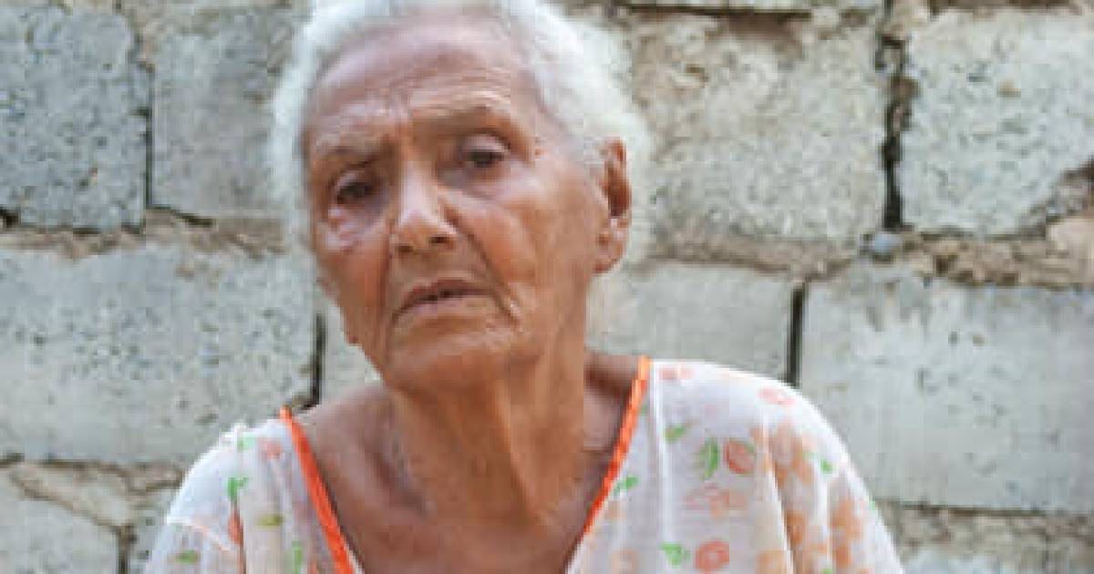 Anciana en Cuba recurre a jabas de plástico ante escasez de bolsas de colostomía