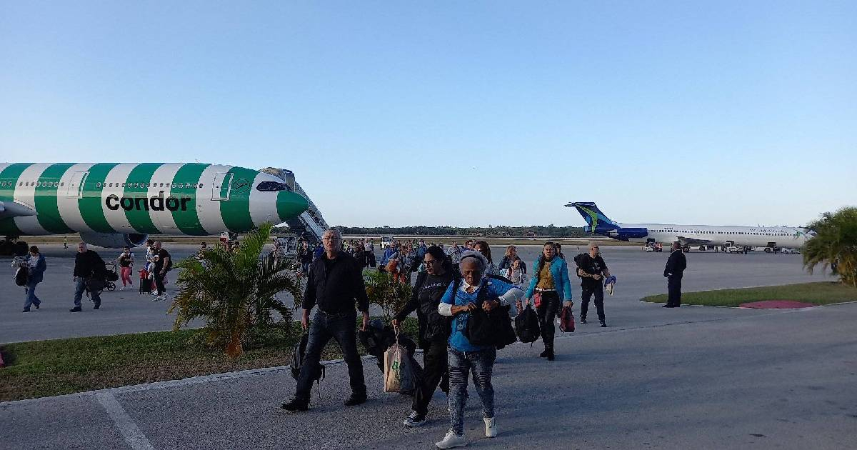 Llegada de visitantes a Cuba © Facebook/Aeropuerto Internacional "Frank País García" Holguín