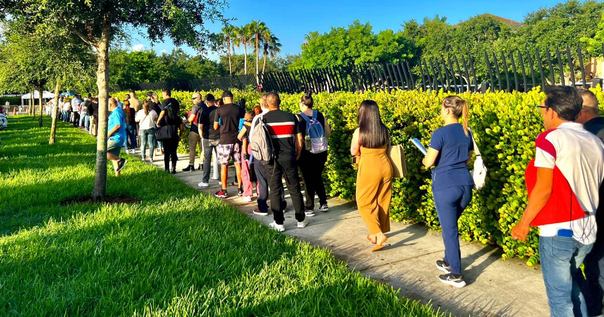 Cubans Endure Long Queues for ICE Appointments in Broward