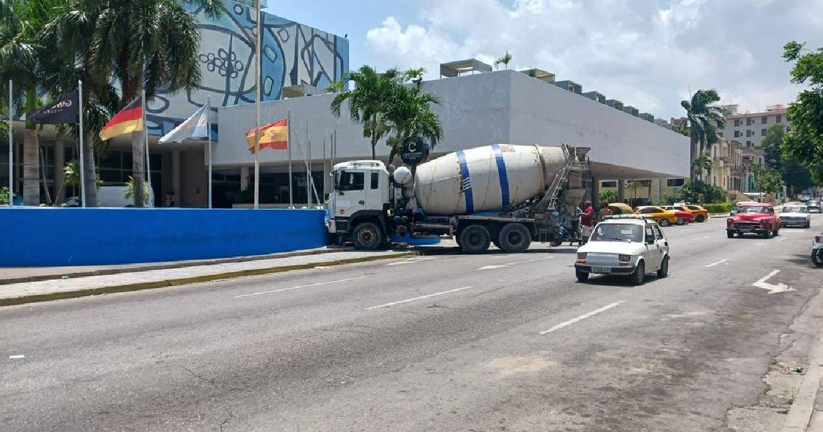 Concrete Mixer Crashes into Habana Libre Hotel's Outer Wall