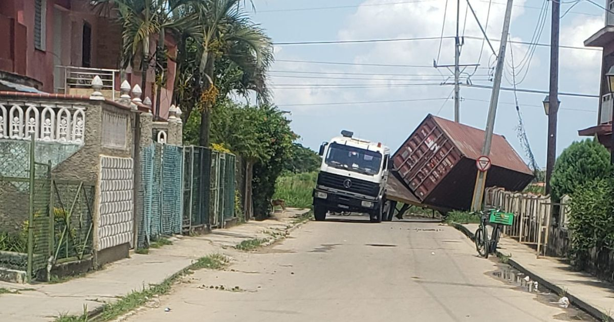 Truck Overturns Container on Havana Street