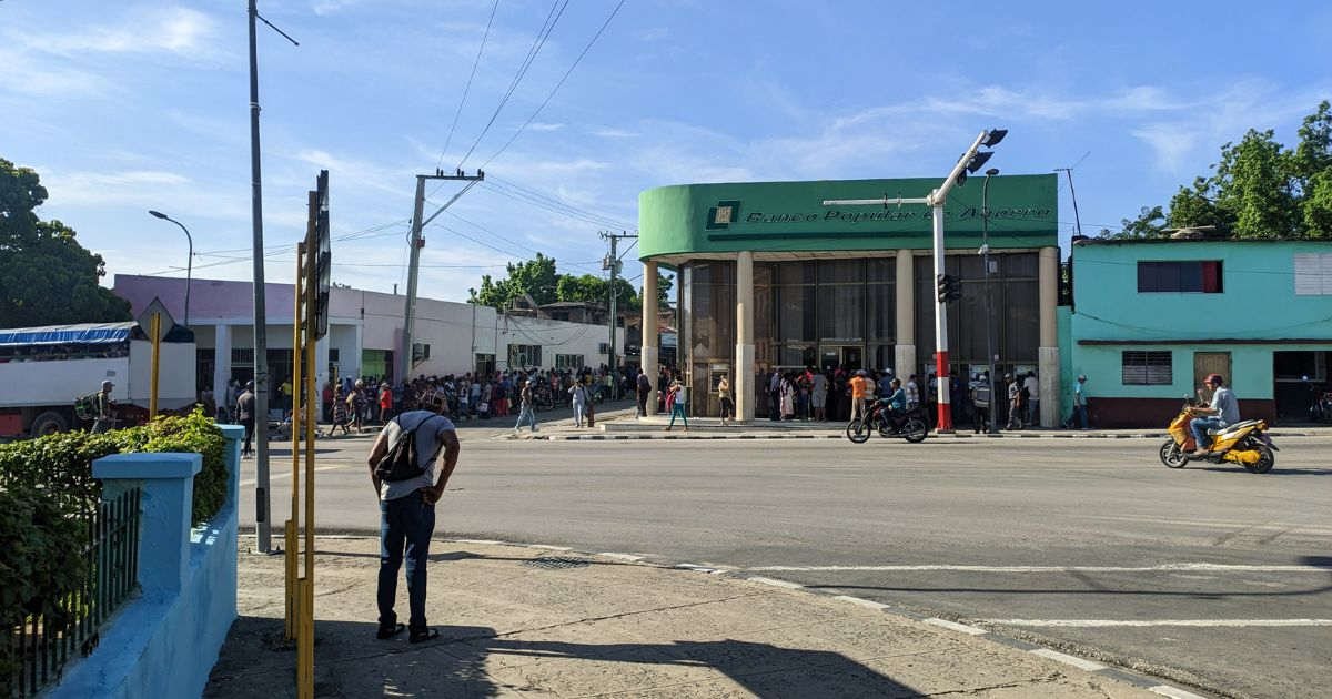 Cola en un banco de Santiago de Cuba. © CiberCuba 