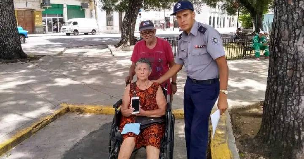 Policía entregó el celular robado a la señora en su propia casa © Facebook/Javier Gutierrez