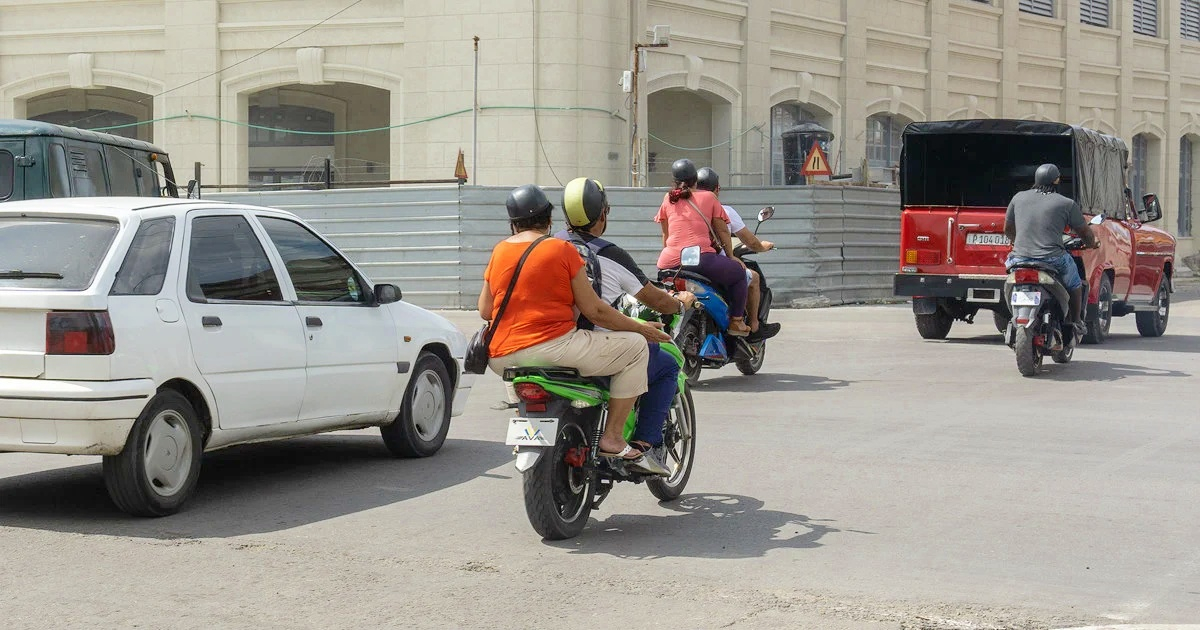 Motoristas en Cuba © CiberCuba