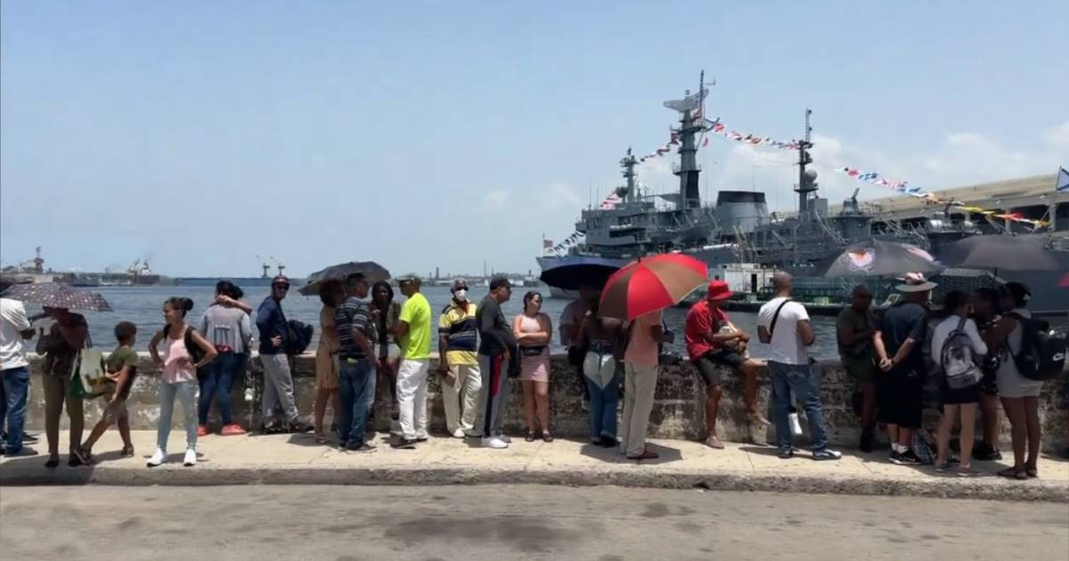 Cubanos se aglomeran para ver barcos rusos en La Habana